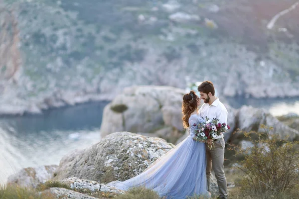 Braut Und Bräutigam Posieren Für Hochzeitsfotos Freien — Stockfoto