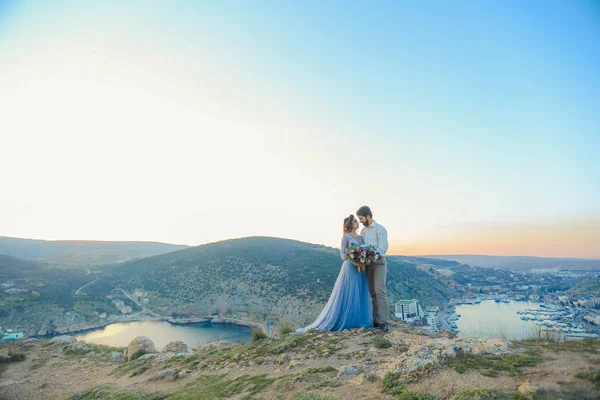 Bruden Och Brudgummen Poserar Utomhus Bröllop Fotosession — Stockfoto