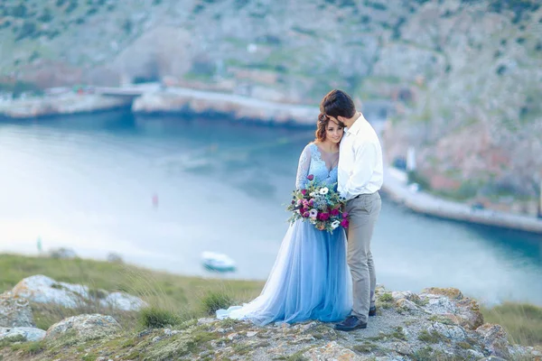 Bruden Och Brudgummen Poserar Utomhus Bröllop Fotosession — Stockfoto
