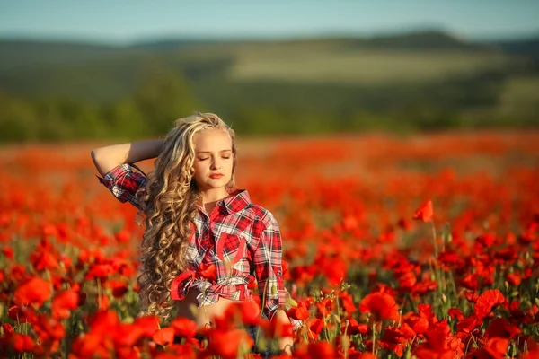 Schöne Blonde Mädchen Posiert Auf Mohnfeld — Stockfoto