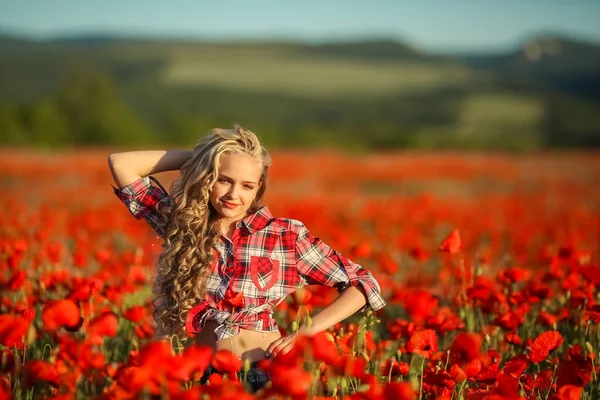 Schöne Blonde Mädchen Posiert Auf Mohnfeld — Stockfoto