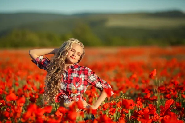 ケシ畑でポーズ美しい金髪の少女 — ストック写真