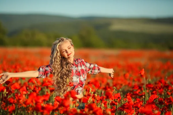 Schöne Blonde Mädchen Posiert Auf Mohnfeld — Stockfoto