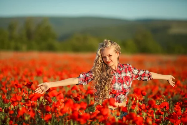 Hermosa Chica Rubia Posando Campo Amapola — Foto de stock gratis