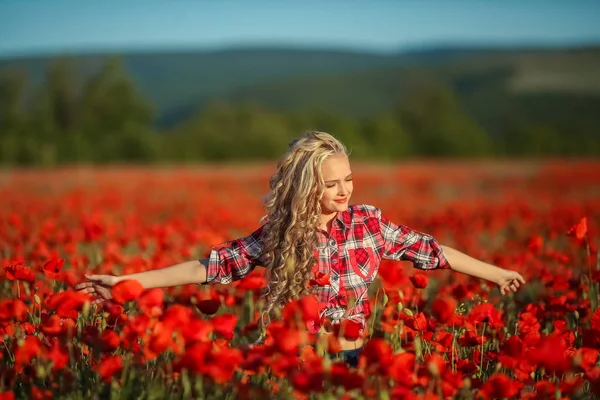 Beautiful Blonde Girl Posing Poppy Field — Stock Photo, Image
