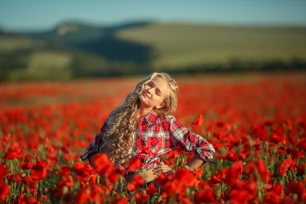 Schöne Blonde Mädchen Posiert Auf Mohnfeld — Stockfoto