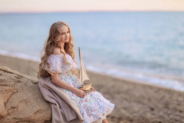 Mooi Blond Meisje Houdt Van Houten Speelgoed Schip Staande Oever — Stockfoto