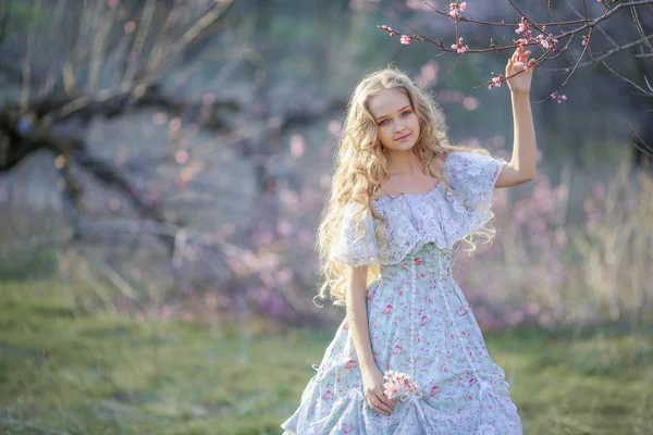 Jovem Bela Menina Loira Posando Jardim Florescente Vestindo Vestido Azul — Fotografia de Stock