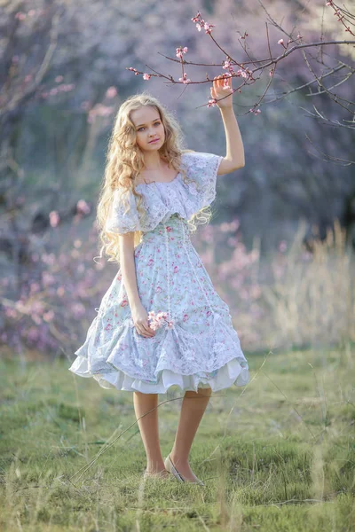 Joven Hermosa Chica Rubia Posando Jardín Flor Con Vestido Azul —  Fotos de Stock