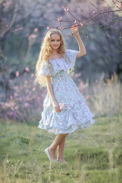 Ung Vacker Blond Tjej Som Poserar Blommande Trädgård Bär Blå — Stockfoto