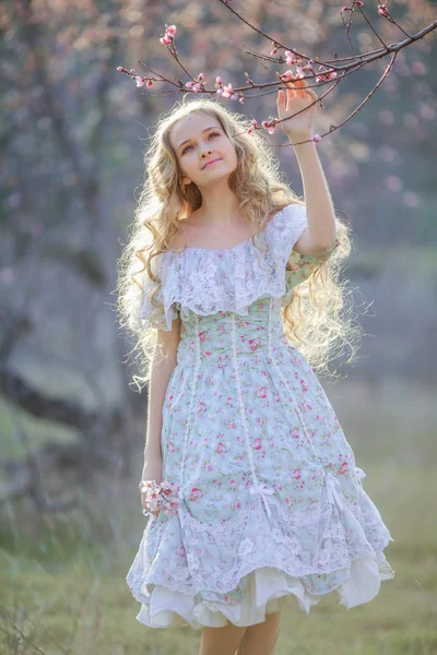 Jovem Bela Menina Loira Posando Jardim Florescente Vestindo Vestido Azul — Fotografia de Stock