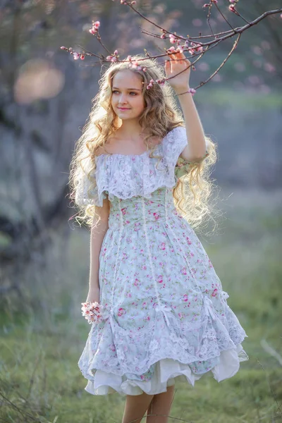 Jovem Bela Menina Loira Posando Jardim Florescente Vestindo Vestido Azul — Fotografia de Stock