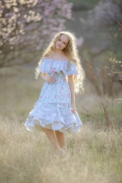 Ung Vacker Blond Tjej Som Poserar Blommande Trädgård Bär Blå — Stockfoto