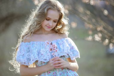 güzel sarışın kız çiçek açması bahçede poz mavi elbise 