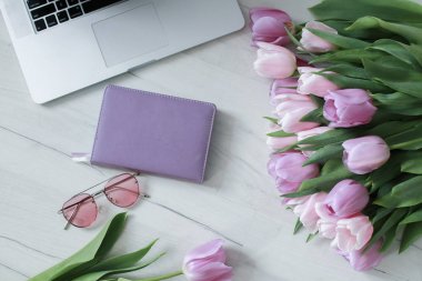 lale masa üstü üzerinde göster 