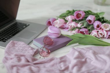 çalışma alanı ile mor laleler üzerinde üstten görünüm 