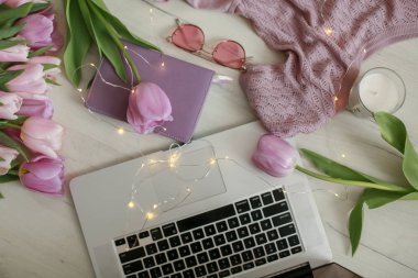 çalışma alanı ile mor laleler üzerinde üstten görünüm 