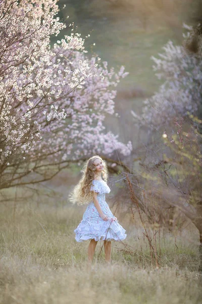 Genç Güzel Sarışın Kız Mavi Elbiseyle Çiçek Açması Bahçede Poz — Stok fotoğraf