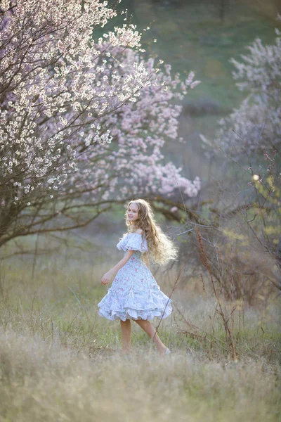 Junge Schöne Blonde Mädchen Posiert Blühenden Garten Trägt Blaues Kleid — Stockfoto