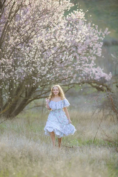 Jovem Bela Menina Loira Posando Jardim Florescente Vestindo Vestido Azul — Fotografia de Stock