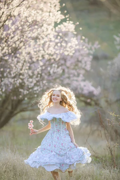 Junge Schöne Blonde Mädchen Posiert Blühenden Garten Trägt Blaues Kleid — Stockfoto