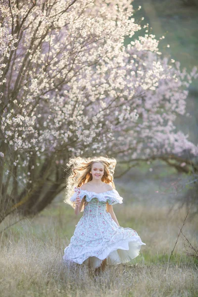 Fiatal Gyönyörű Szőke Lány Pózol Kék Ruhát Visel Virágzó Kert — Stock Fotó