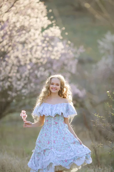 Молода Красива Блондинка Позує Квітковому Саду Блакитній Сукні — стокове фото
