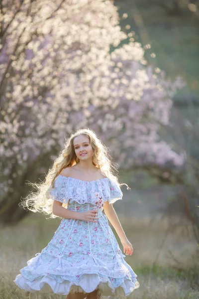 Jovem Bela Menina Loira Posando Jardim Florescente Vestindo Vestido Azul — Fotografia de Stock