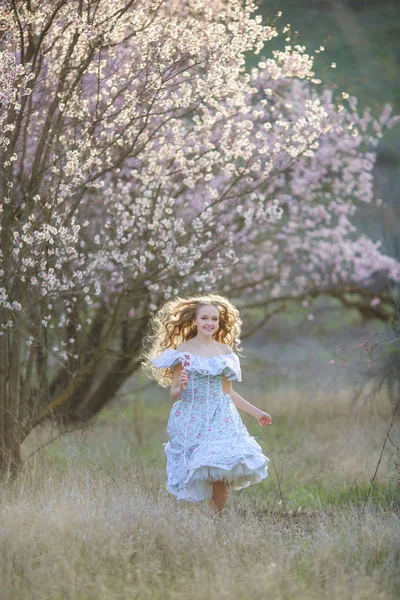 Krásná Mladá Blondýnka Dívka Pózuje Rozkvetlé Zahradě Sobě Modré Šaty — Stock fotografie