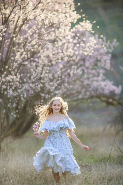 Krásná Mladá Blondýnka Dívka Pózuje Rozkvetlé Zahradě Sobě Modré Šaty — Stock fotografie