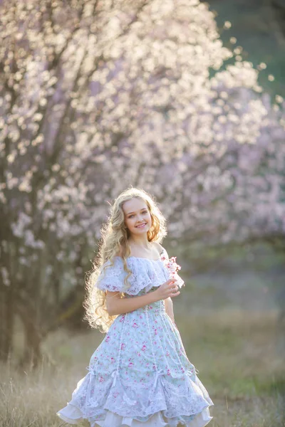 Jovem Bela Menina Loira Posando Jardim Florescente Vestindo Vestido Azul — Fotografia de Stock