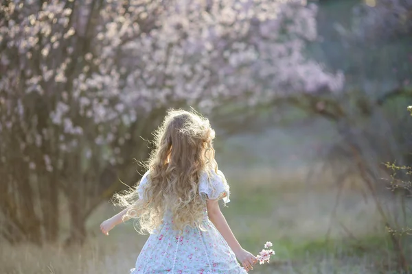 Young Beautiful Blonde Girl Posing Blossoming Garden Wearing Blue Dress — Stock Photo, Image