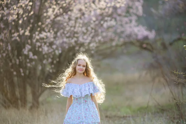 Jovem Bela Menina Loira Posando Jardim Florescente Vestindo Vestido Azul — Fotografia de Stock