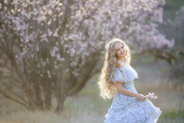 Jovem Bela Menina Loira Posando Jardim Florescente Vestindo Vestido Azul — Fotografia de Stock