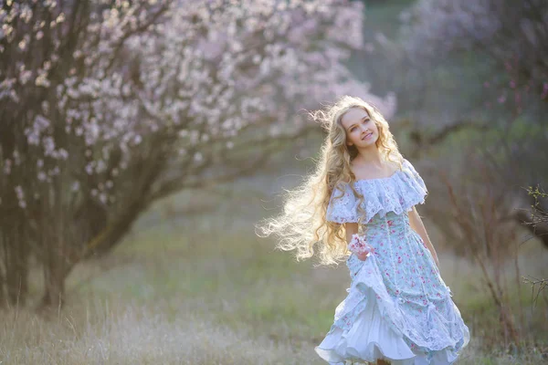 Junge Schöne Blonde Mädchen Posiert Blühenden Garten Trägt Blaues Kleid — Stockfoto