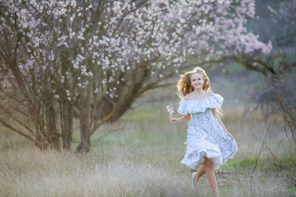 Mooie Blonde Meisje Poseren Bloeiende Tuin Draagt Blauwe Jurk — Stockfoto