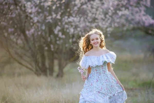 Jovem Bela Menina Loira Posando Jardim Florescente Vestindo Vestido Azul — Fotografia de Stock