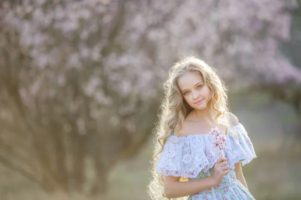 Joven Hermosa Chica Rubia Posando Jardín Flor Con Vestido Azul —  Fotos de Stock