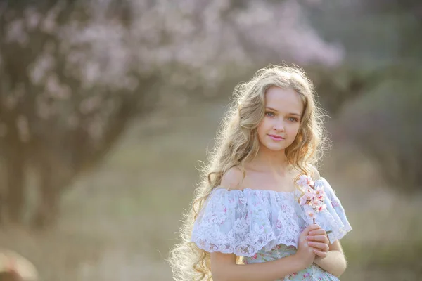 Jovem Bela Menina Loira Posando Jardim Florescente Vestindo Vestido Azul — Fotografia de Stock