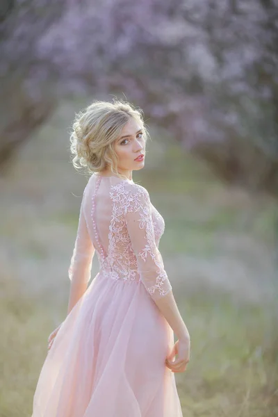 Mooie Jonge Vrouw Die Zich Voordeed Tuin Dragen Van Roze — Stockfoto