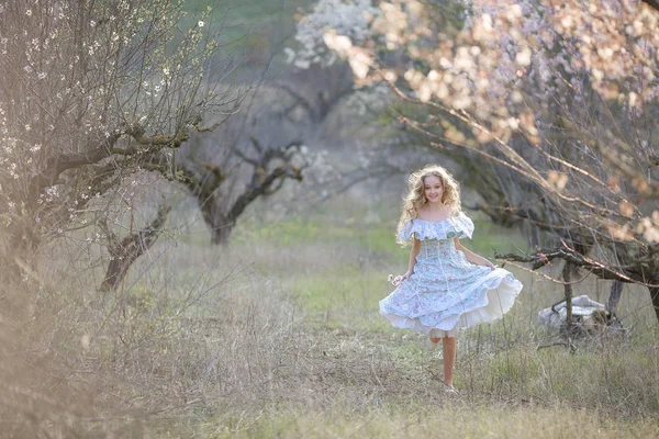 Mooi Blond Meisje Draagt Blauwe Jurk Poseren Bloeiende Tuin — Stockfoto