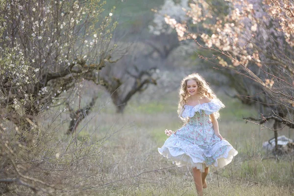 Красива Блондинка Синій Сукні Позує Квітучому Саду — стокове фото