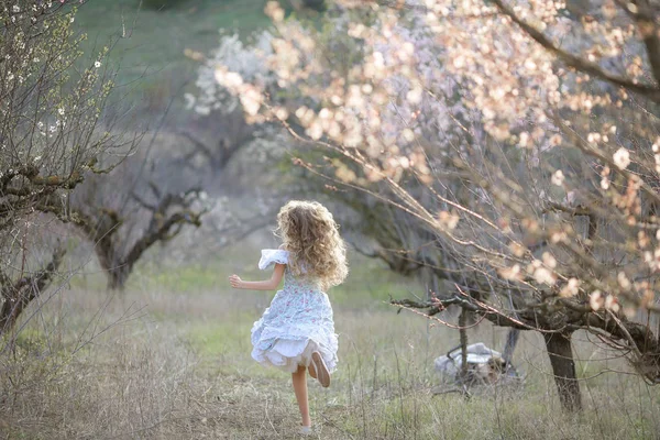 Schönes Blondes Mädchen Blauem Kleid Posiert Blühenden Garten — Stockfoto