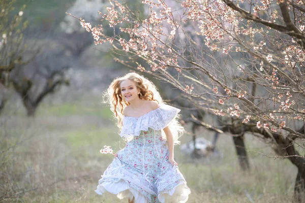 Красива Блондинка Синій Сукні Позує Квітучому Саду — стокове фото