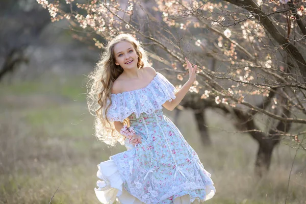 Mooi Blond Meisje Draagt Blauwe Jurk Poseren Bloeiende Tuin — Stockfoto