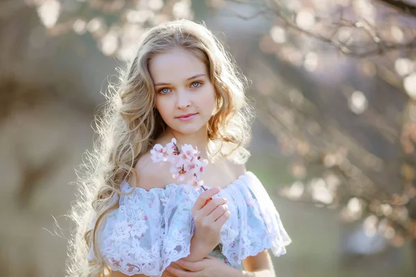 Schönes Blondes Mädchen Blauem Kleid Posiert Blühenden Garten — Stockfoto