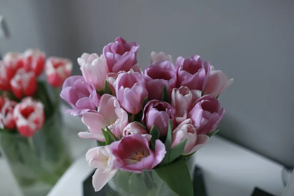 Tulipánok Vázában Közelről — Stock Fotó