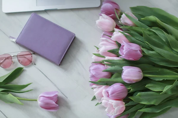 Tulpen Auf Der Tischplatte — Stockfoto