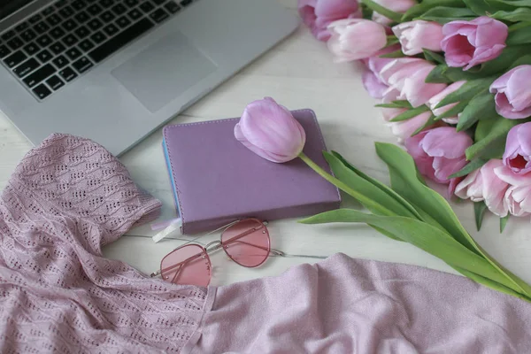 Vue Dessus Sur Lieu Travail Avec Des Tulipes Violettes — Photo