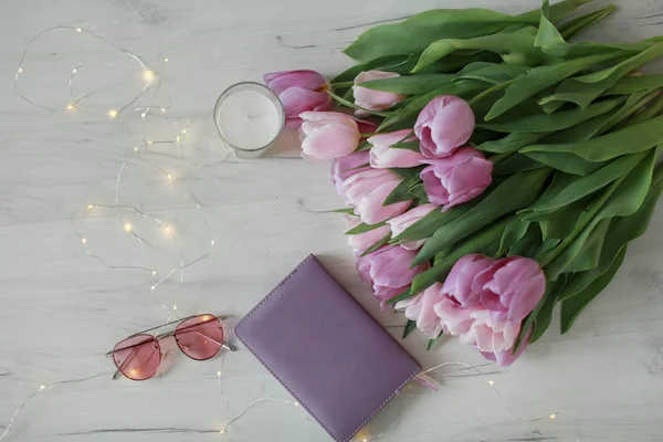 Vue Dessus Sur Lieu Travail Avec Des Tulipes Violettes — Photo